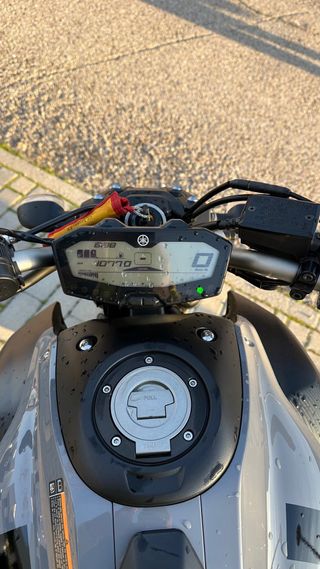 Yamaha MT-07 Gris y Amarillo