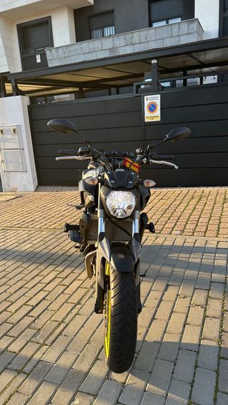 Yamaha MT-07 Gris y Amarillo