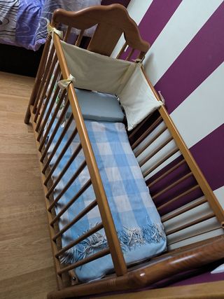 Cuna de madera para bebé