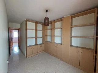 Estantería de madera color beige/marrón