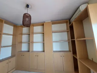 Estantería de madera color beige/marrón