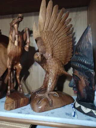 Figuras de madera: águila y caballo . Serpiente