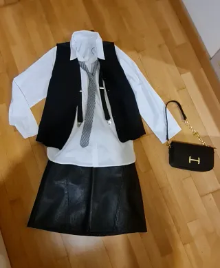 Conjunto falda cuero, camisa blanca, chaleco y cor