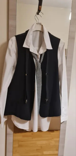 Conjunto falda cuero, camisa blanca, chaleco y cor