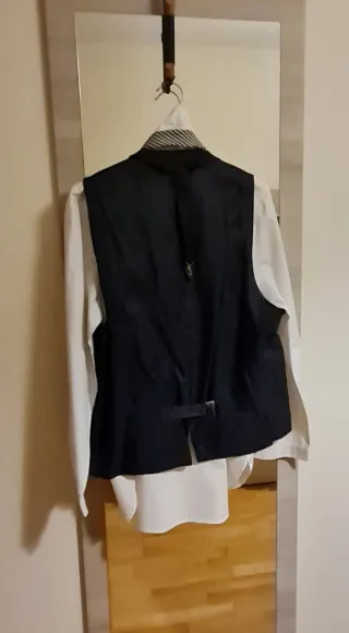 Conjunto falda cuero, camisa blanca, chaleco y cor