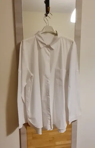 Conjunto falda cuero, camisa blanca, chaleco y cor