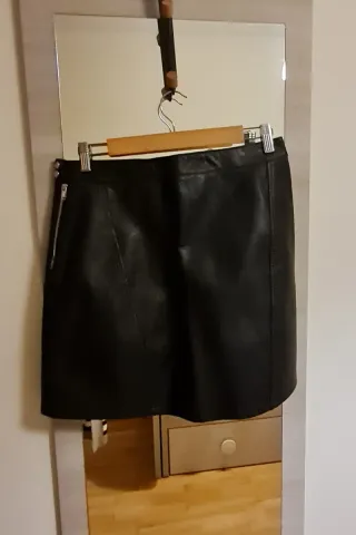 Conjunto falda cuero, camisa blanca, chaleco y cor