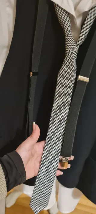 Conjunto falda cuero, camisa blanca, chaleco y cor