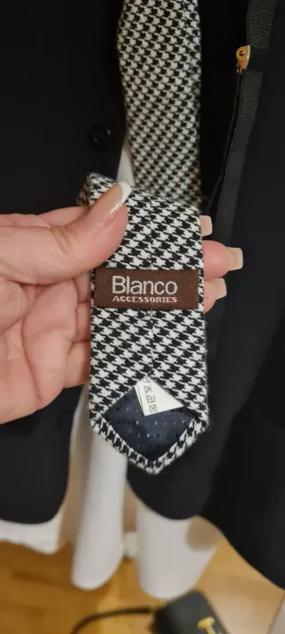 Conjunto falda cuero, camisa blanca, chaleco y cor