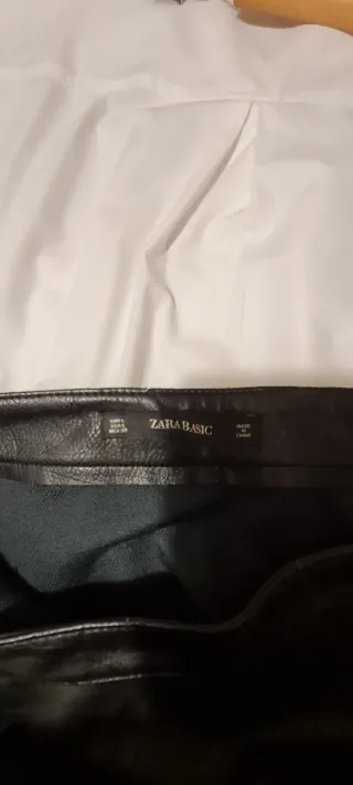 Conjunto falda cuero, camisa blanca, chaleco y cor