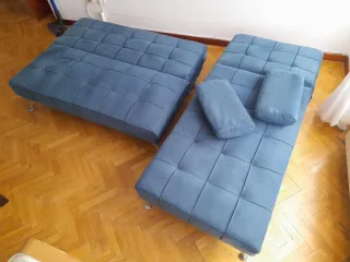 Sofá cama terciopelo azul en muy buen estado.