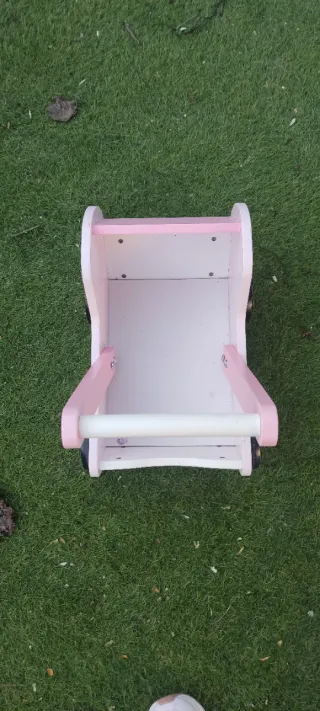 Carrito de muñecas de madera rosa