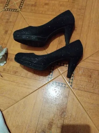 Tacones negros brillantes