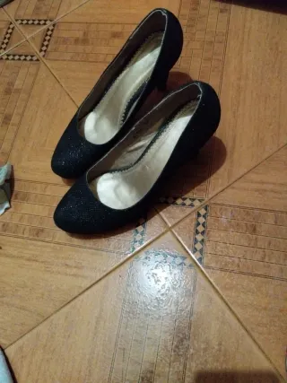 Tacones negros brillantes
