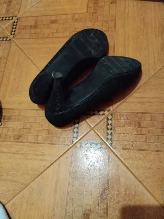 Tacones negros brillantes