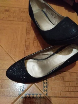 Tacones negros brillantes