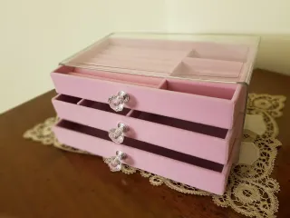 Portagioie rosa con 3 cassetti