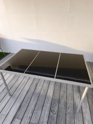 Tavolo da giardino in vetro nero e metallo grigio