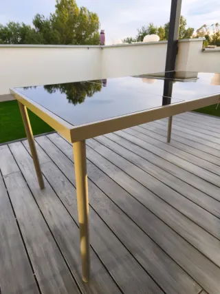 Tavolo da giardino in vetro nero e metallo grigio