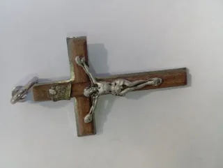 Crucifijo madera y metal pequeño
