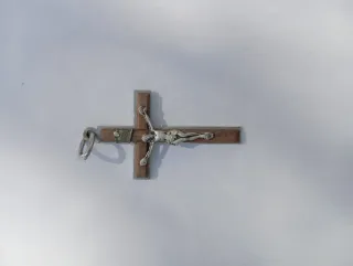 Crucifijo madera y metal pequeño
