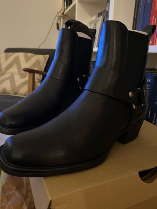 Botines hebilla tacón bajo negros