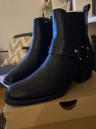 Botines hebilla tacón bajo negros