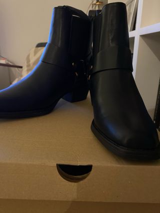 Botines hebilla tacón bajo negros