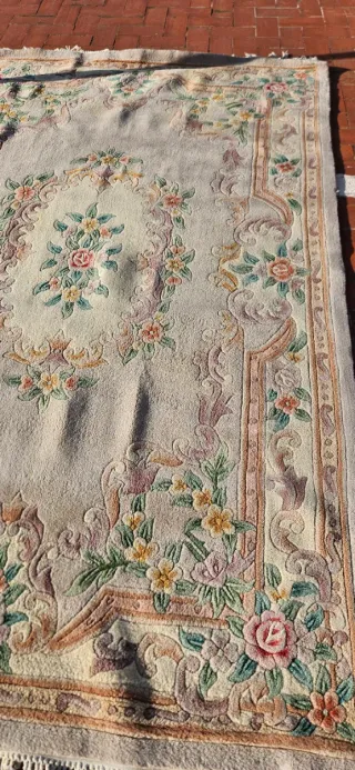 Alfombra beige y rosa con flores