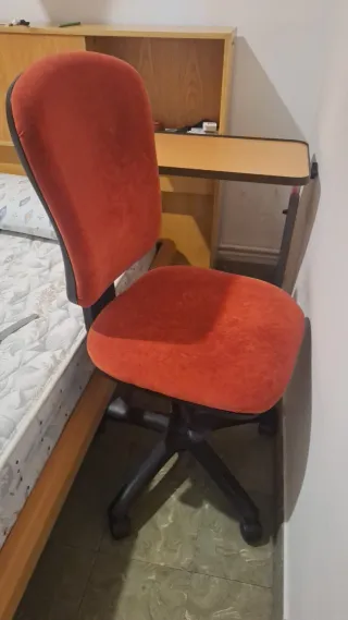 Silla de oficina naranja y negra