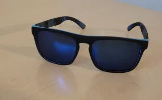 Gafas de sol deportivas negras y azules