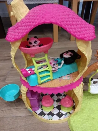 Casita Árbol Enchantimals con Muñeca y Mascota