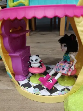 Casita Árbol Enchantimals con Muñeca y Mascota