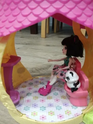 Casita Árbol Enchantimals con Muñeca y Mascota