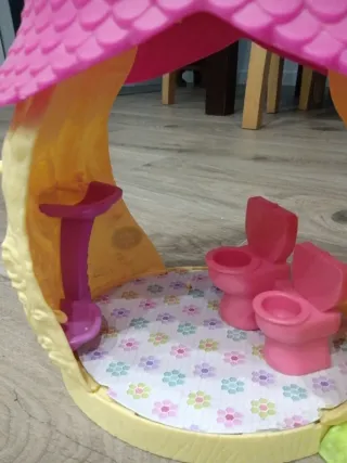 Casita Árbol Enchantimals con Muñeca y Mascota