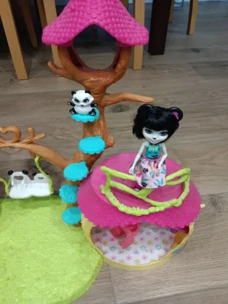 Casita Árbol Enchantimals con Muñeca y Mascota