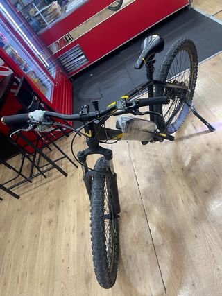 Bicicleta Eléctrica Negra y Amarilla