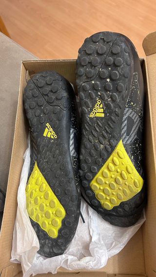 Adidas multitaco fútbol negro y dorado