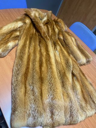 Abrigo de piel marrón y dorado