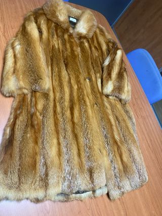 Abrigo de piel marrón y dorado