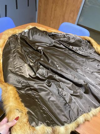 Abrigo de piel marrón y dorado