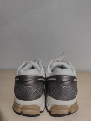 Nike Vomero 5 Talla 43