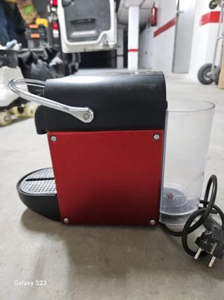 Cafetera Nespresso Compacta Roja