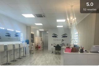 Alquiler de cabina estética + puesto de uñas.