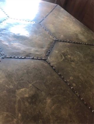 Mesa hexagonal diseño medieval metal