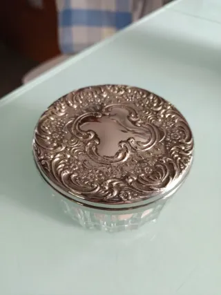 Tarro de polvos antiguo cristal y metal