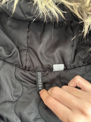 Abrigo marrón con capucha de pelo