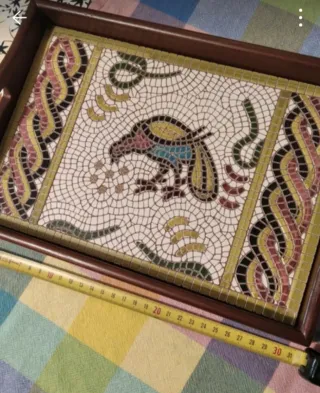 Vassoio in mosaico con uccello