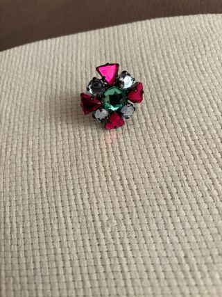 Anillo llamativo con piedras de colores