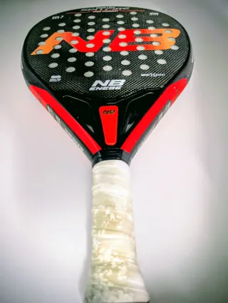 Pala Padel Enebe Spitfire Pro Carbon y raquetero